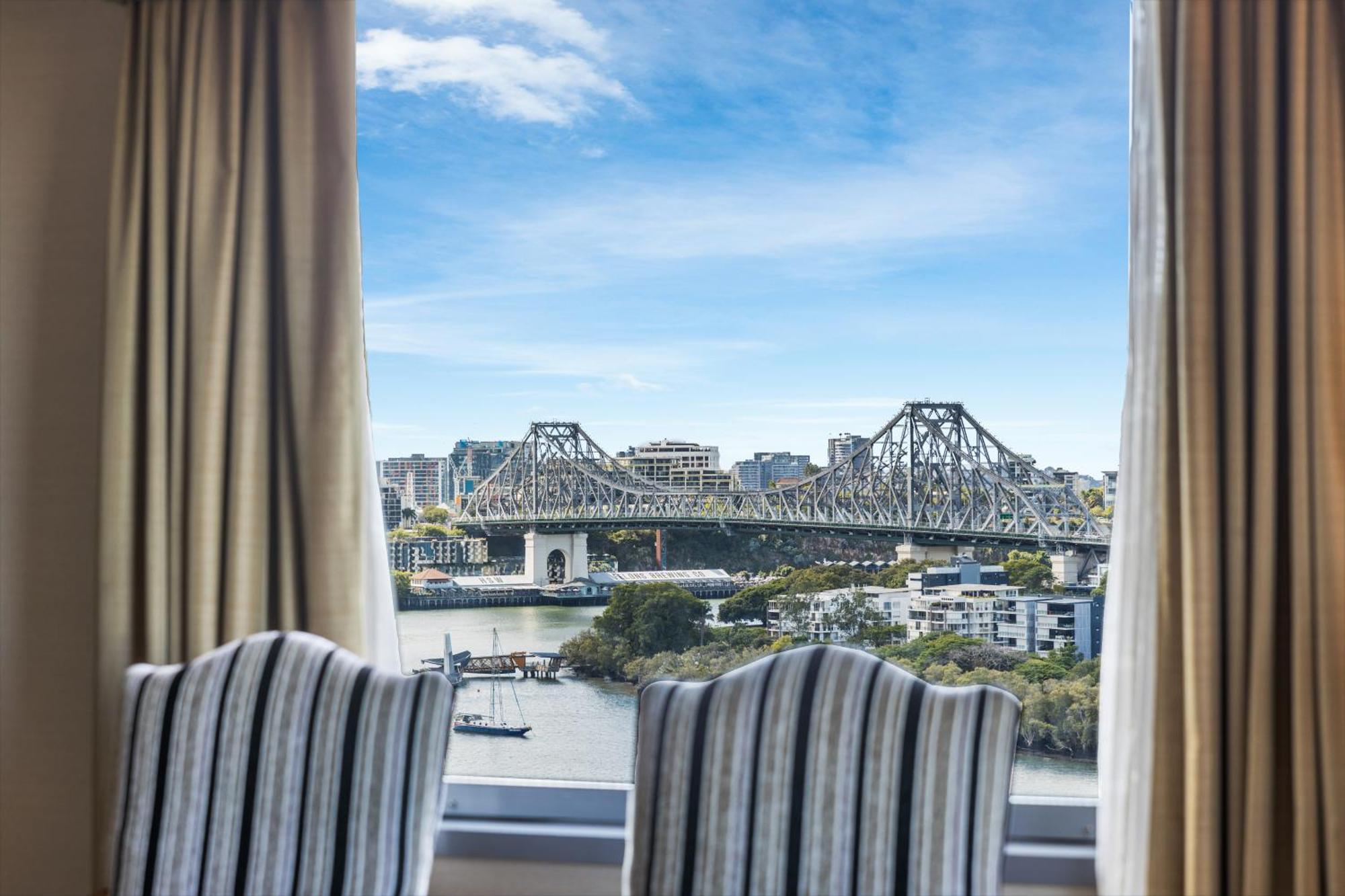 Отель Stamford Plaza Брисбен Экстерьер фото View of the Story Bridge from a suite